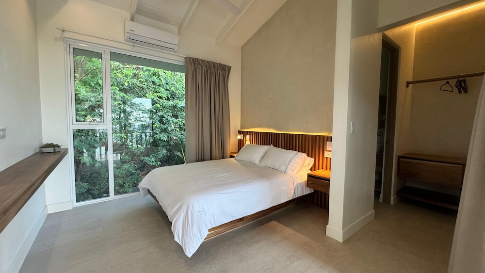 Room, Partial Ocean View photo 1