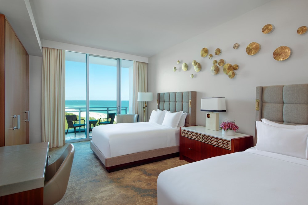 Room, 2 Queen Beds, Balcony (Mobility/Hearing Access, Roll-In Shwr)
