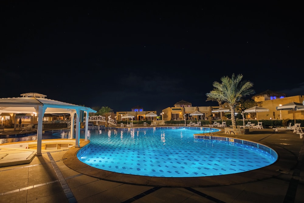 Deluxe Room, Pool View photo 2