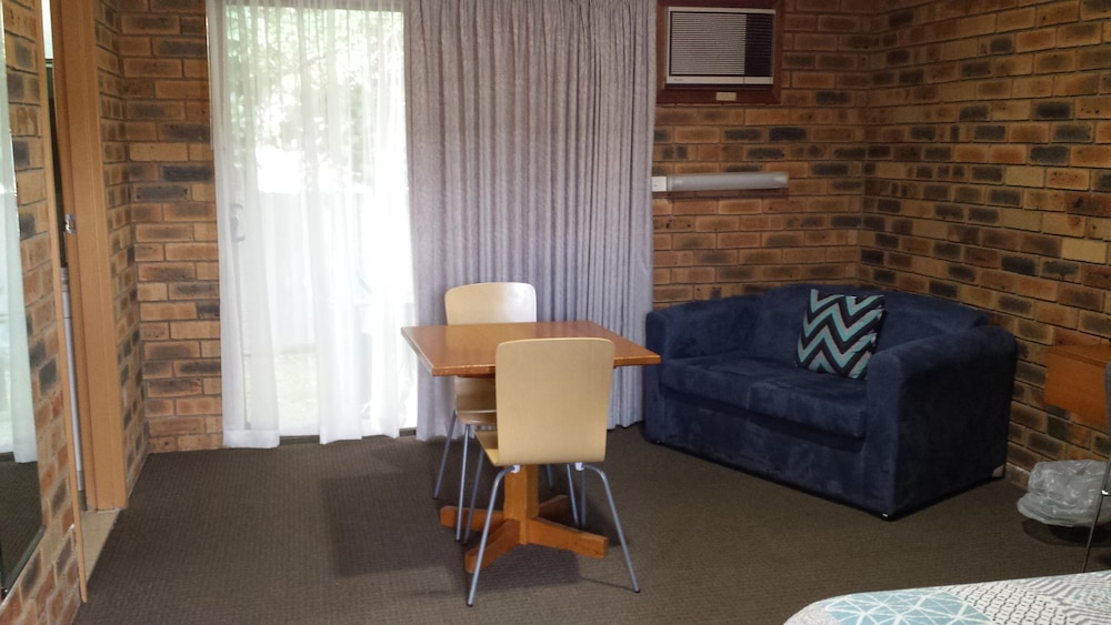 Economy Suite, 1 Queen Bed, Microwave, Ground Floor photo 3
