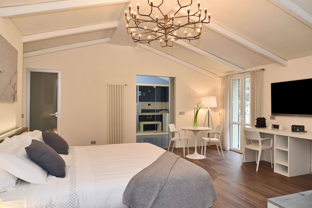 Luxury Suite, 1 King Bed, Jetted Tub photo 2