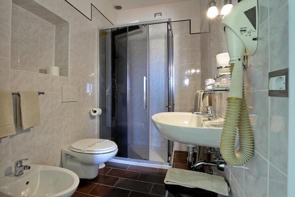 Standard Triple Room, Balcony, Sea View photo 3