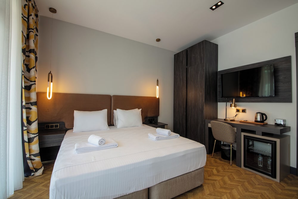Superior Room with Balcony - Photo 7