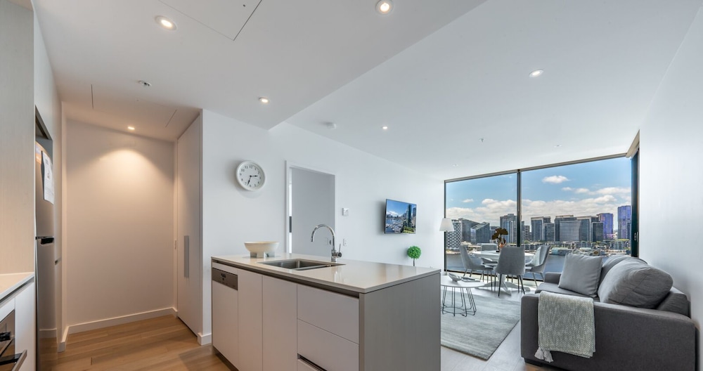 2 Bedroom 2 Bathroom Apartment with Stadium & Harbour Views - Photo 3