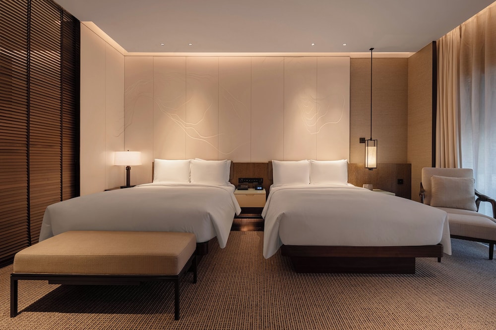 Premier Room, 2 Queen Beds, Balcony, Garden View photo 3