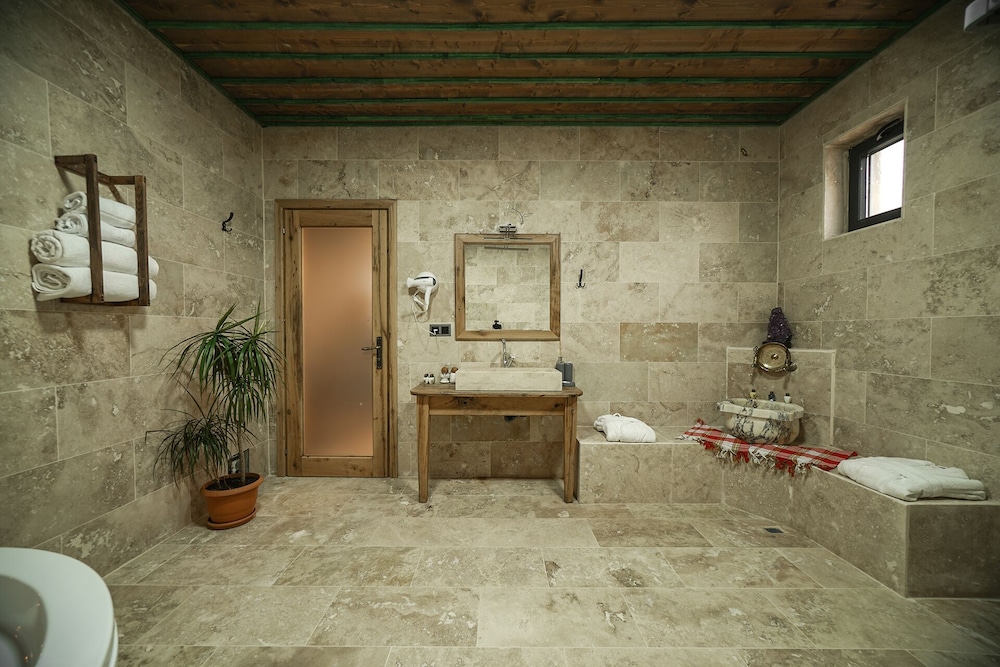 Honeymoon Double Room, 1 King Bed, Jetted Tub, Garden Area - Photo 9