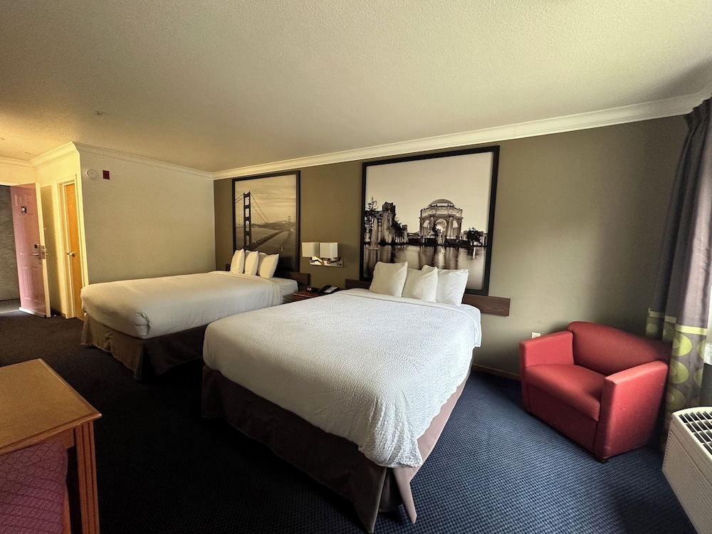 Premium Suite, 3 Beds, Non Smoking photo 3