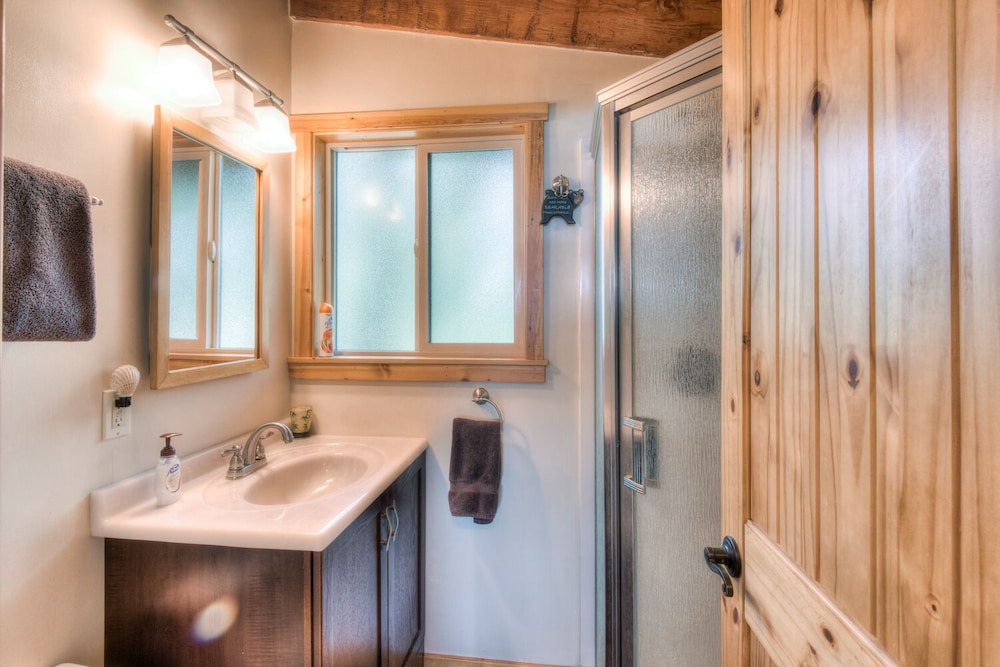 House, Multiple Beds, Patio, Mountain View (Chamberland Getaway) photo 3