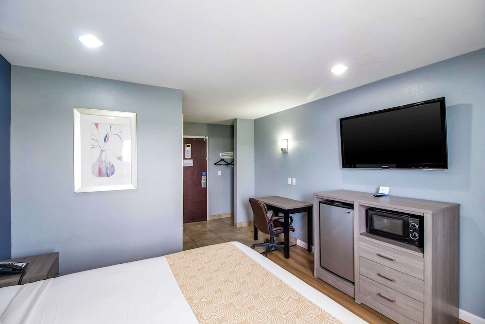 Standard Room, 1 King Bed, Non Smoking photo 3