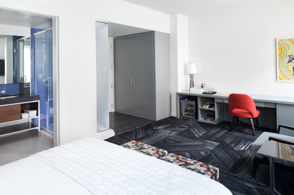 Deluxe Room, 1 King Bed - Photo 4
