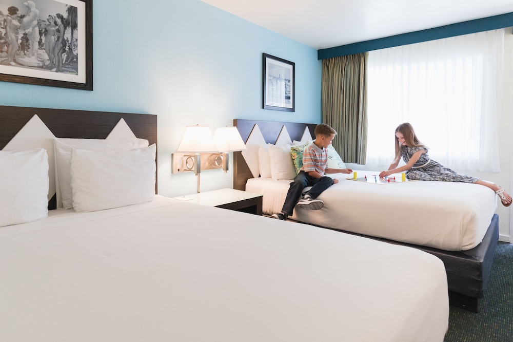 Standard Room, 2 Queen Beds - Photo 2