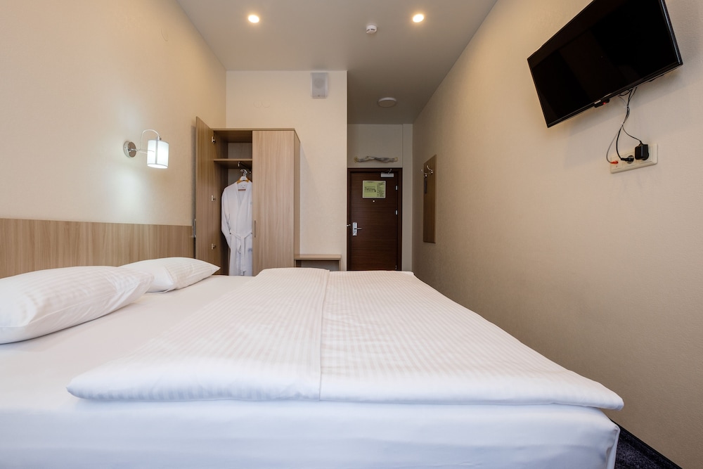 Standard Double or Twin Room, 1 Queen Bed, Non Smoking photo 2