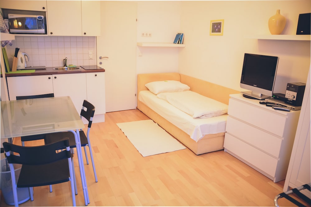 Basic Studio (Budget | incl. final cleaning fee)