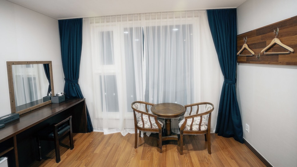 Twin Room - Photo 2