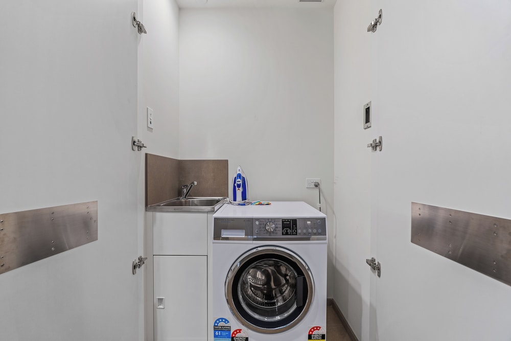 Two Bedroom, Two Bathroom Apartment - Sky High - Photo 5