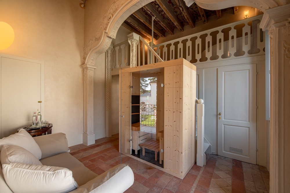 Suite - Photo 13