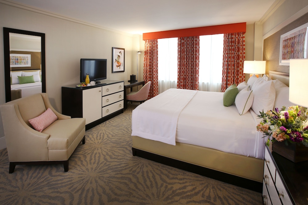 Deluxe Room, 1 King Bed - Photo 3