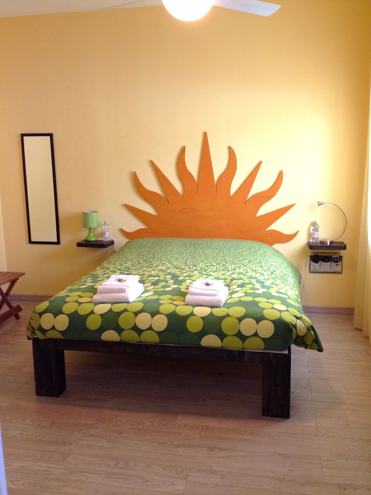 Room (Yellow) photo 3
