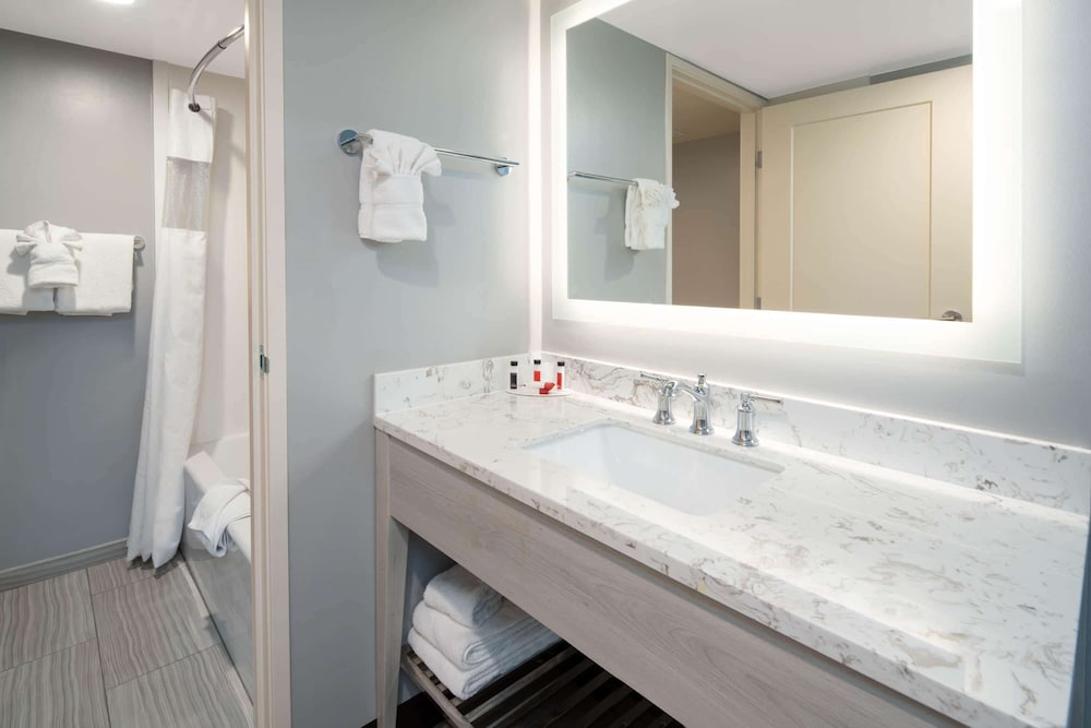 Room, 2 Queen Beds, Accessible, Non Smoking (Roll-in Shower) - Photo 5
