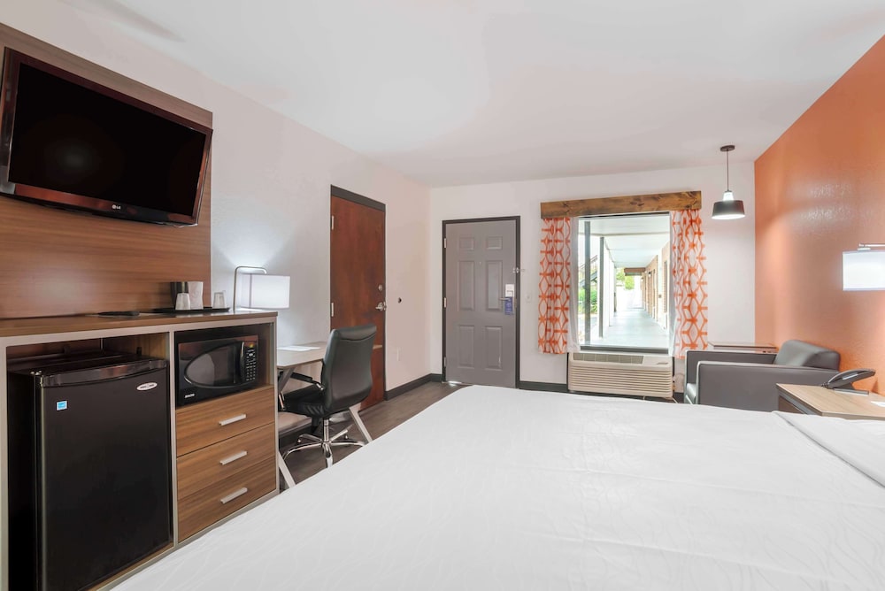 Standard Room, 1 King Bed, Bathtub photo 3
