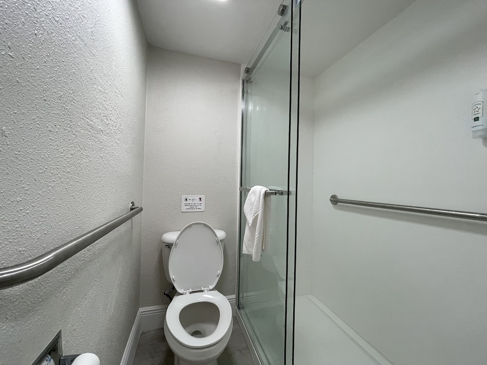 Standard Room, 2 Queen Beds, Non Smoking - Photo 18