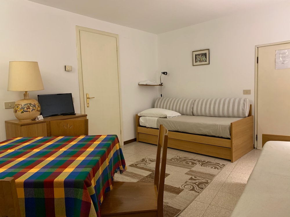 Standard Apartment, 2 Bedrooms, Kitchenette, Ground Floor photo 2
