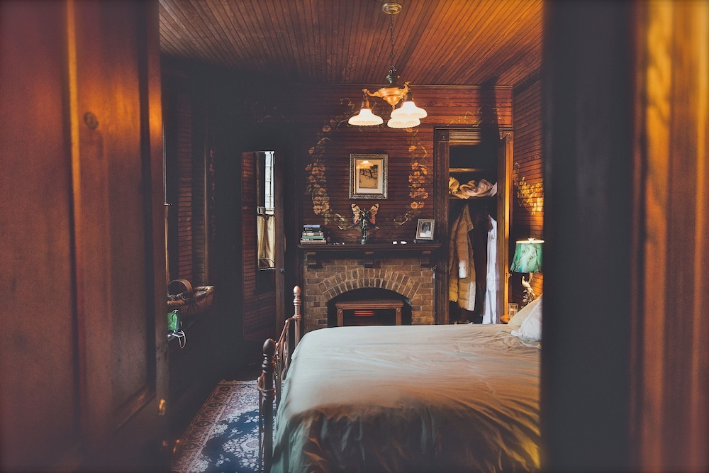 Classic Double Room, 1 Queen Bed, Mountain View (with Private Bath) photo 1