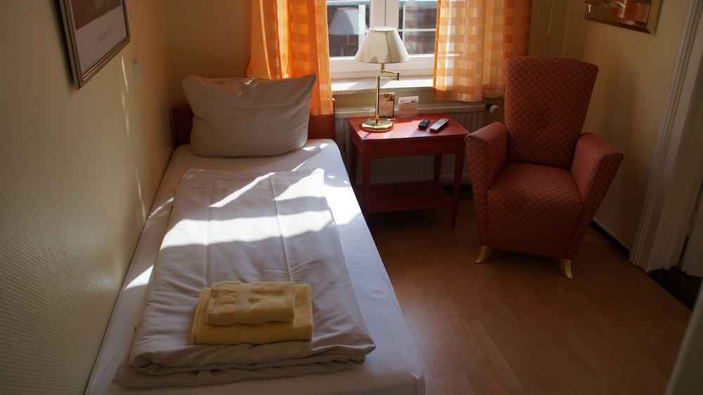 Twin Room, Private Bathroom - Photo 1
