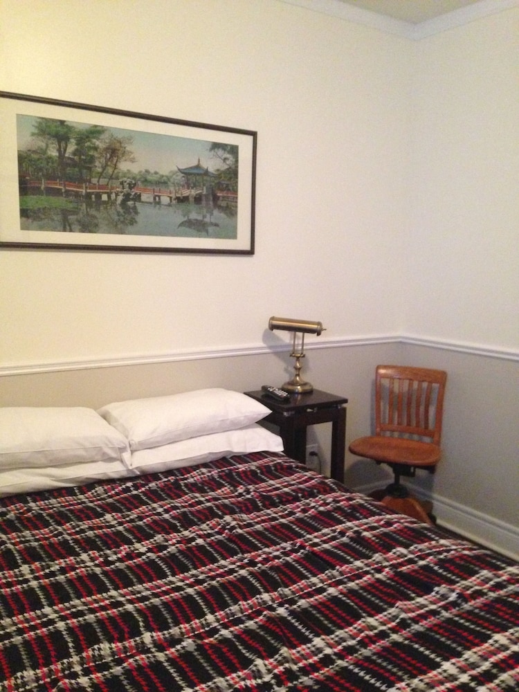 Basic Room, 1 Double Bed, Shared Bathroom - Photo 4