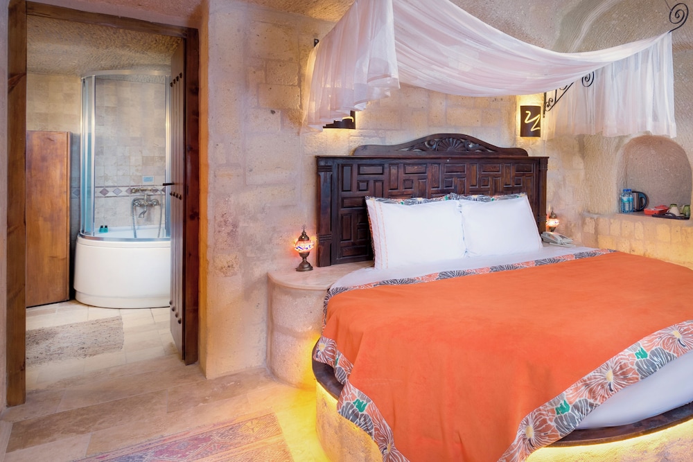 Orange Honeymoon Suite photo 3