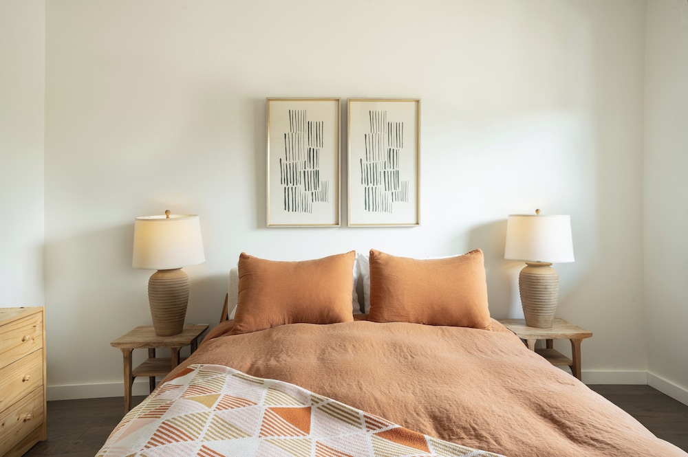 Light & Airy Mountain Town Apartment photo 2