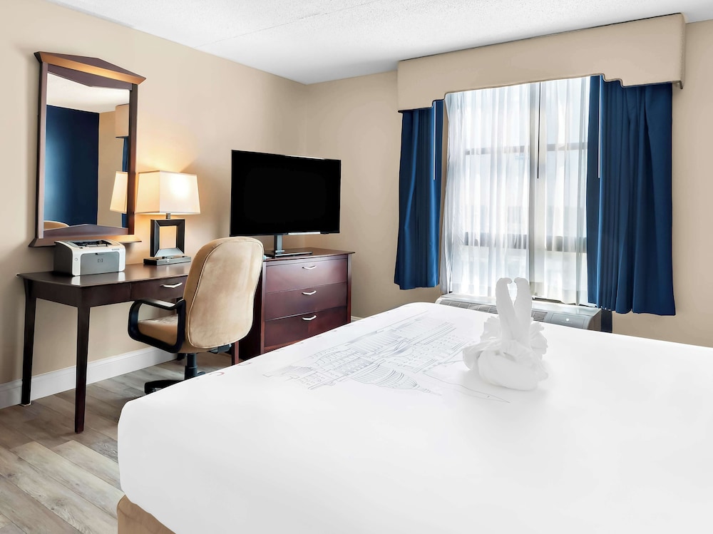 Suite, 1 King Bed, Non Smoking - Photo 4
