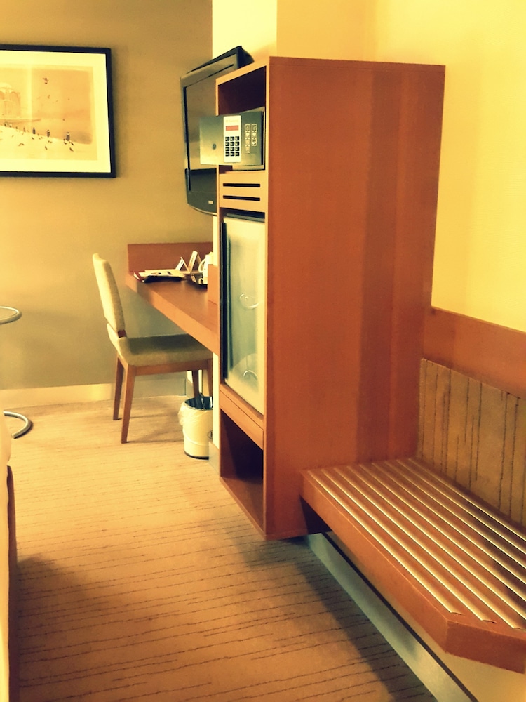 Standard Single Room (1 King Bed) photo 3