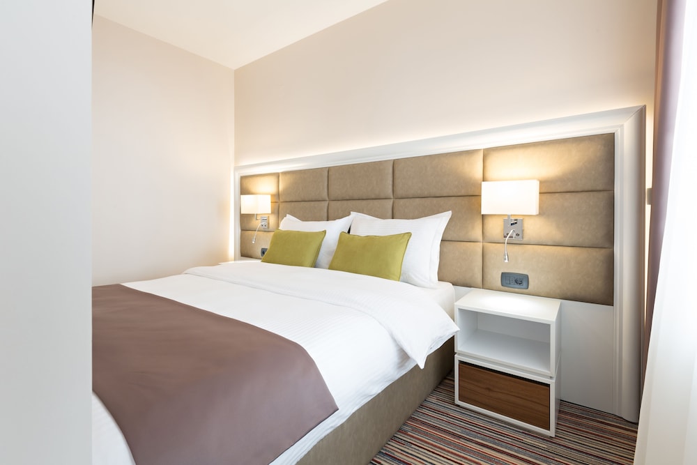 Junior Suite, 1 Queen Bed with Sofa bed, Non Smoking, Balcony photo 3