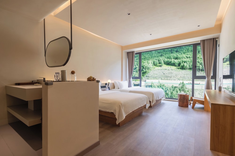 Signature Twin Room, Mountain View photo 2