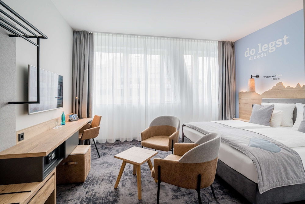 Comfort Room, 1 Queen Bed (Walk-in Shower;Cozy Sitting Corner)