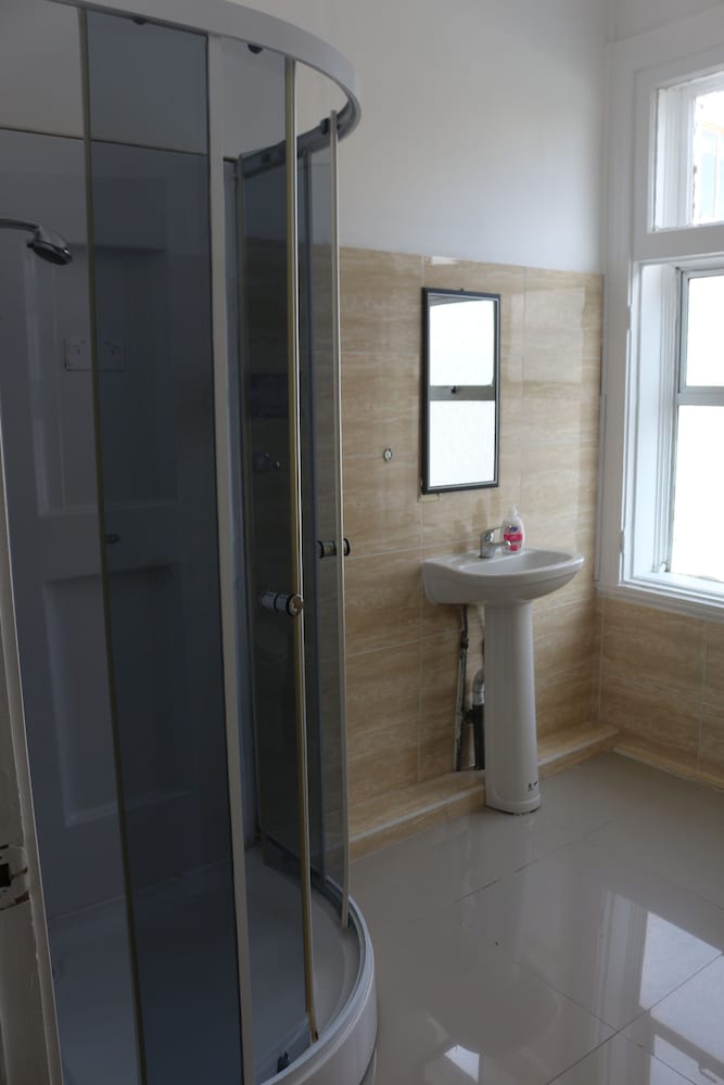Classic Double Room, 1 Queen Bed, Shared Bathroom photo 2