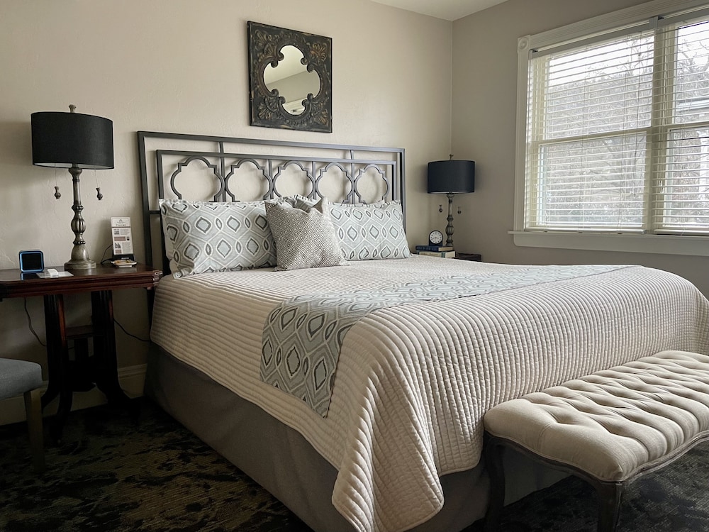 Phyllis Courtney, 1 King Bed photo 1