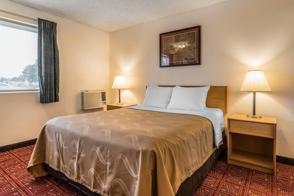 Suite, 1 Queen Bed, Non Smoking photo 2