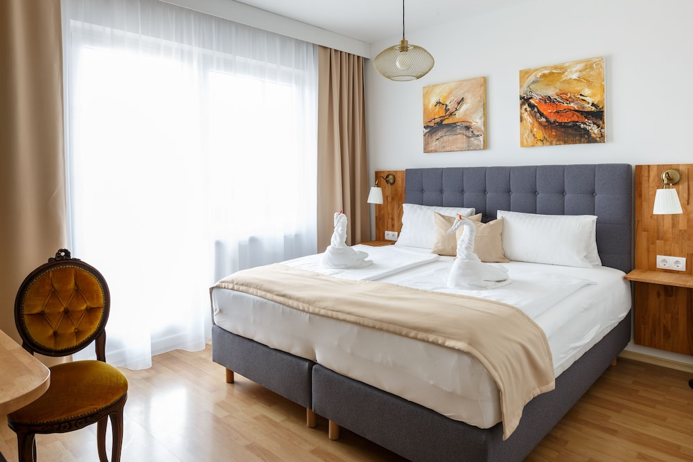 Basic Double Room, Non Smoking, Partial Lake View photo 1