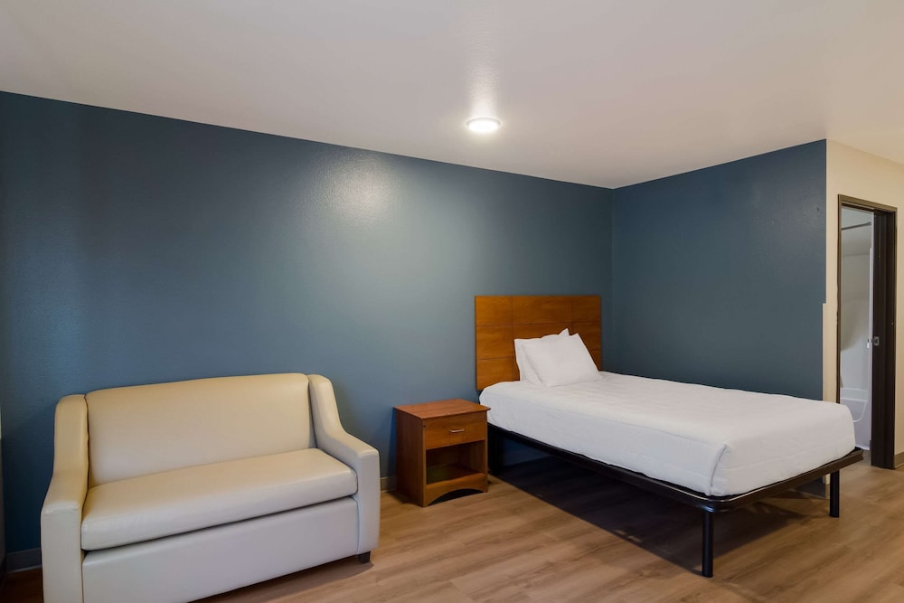 Standard Room, 1 Double Bed, Accessible, Non Smoking (Bathtub and Sofa) photo 3
