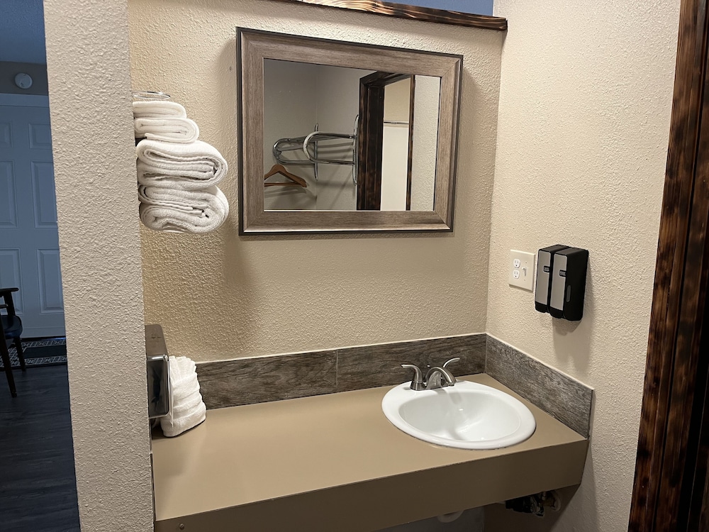 Basic Single Room, 1 King Bed photo 3