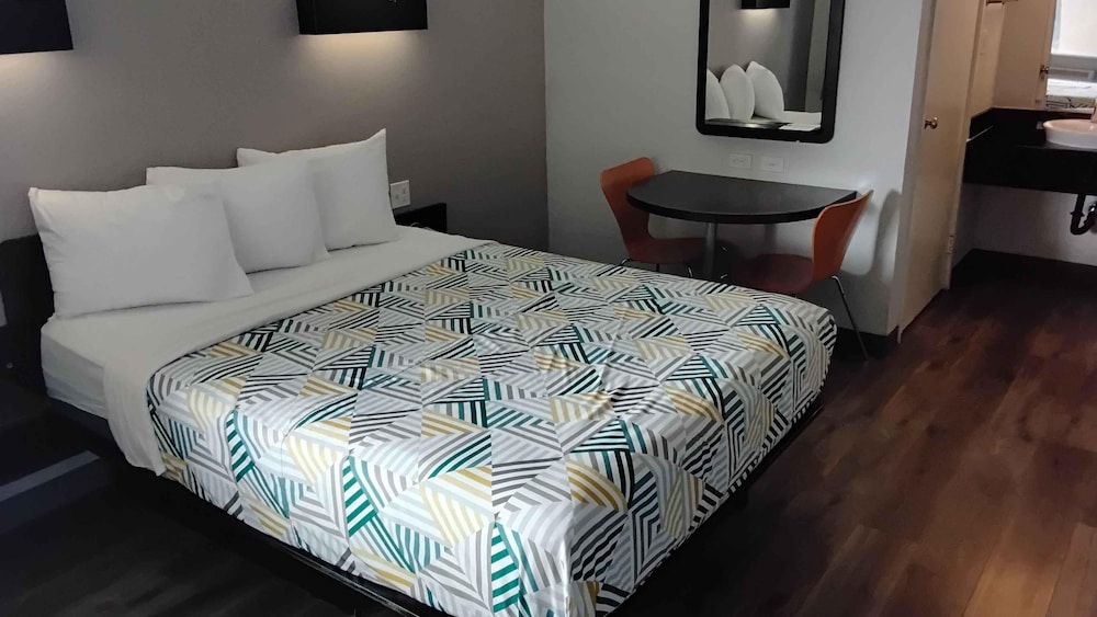 Deluxe Room, 1 Queen Bed, Non Smoking, Refrigerator & Microwave photo 1