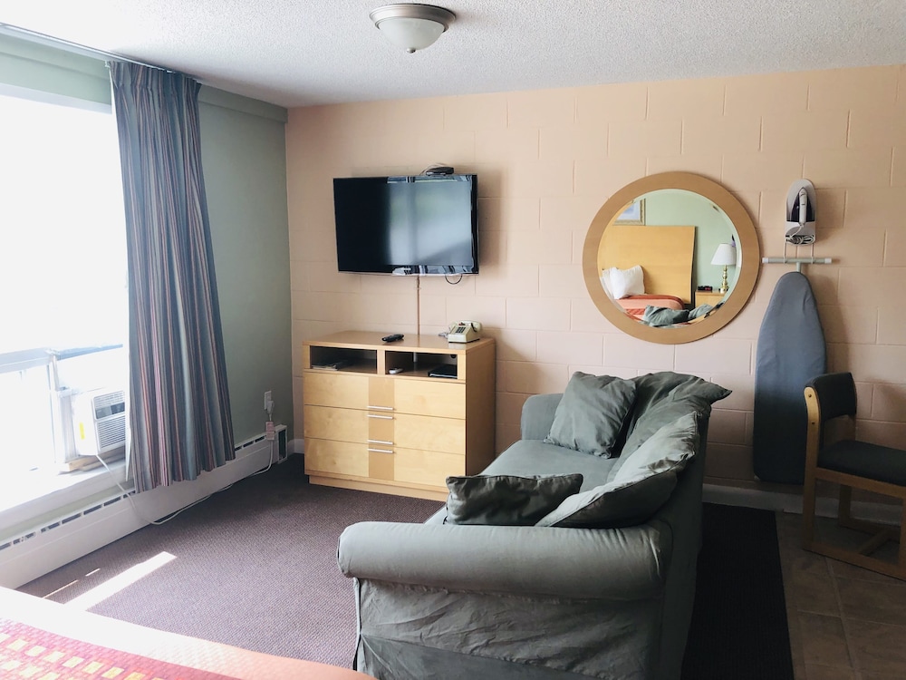 Standard Studio Suite, 1 King Bed with Sofa bed, Non Smoking, Kitchen photo 1