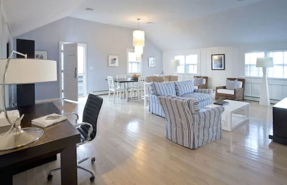 Two Bedroom Loft - Aurora (Pet Friendly)