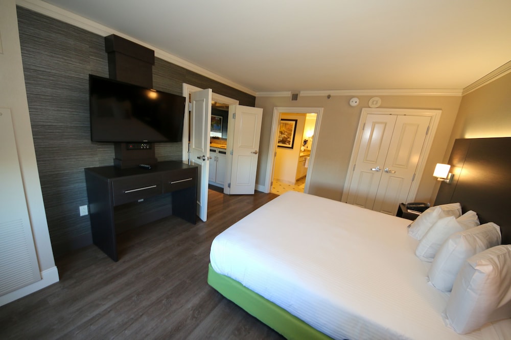 Sunset Bungalow Suite - Photo 4