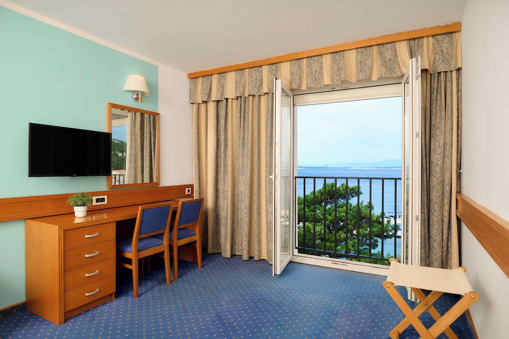 Family Room 2+2 with Sea View - Photo 1