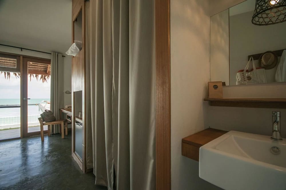 Honeymoon Bungalow, Beachfront photo 2