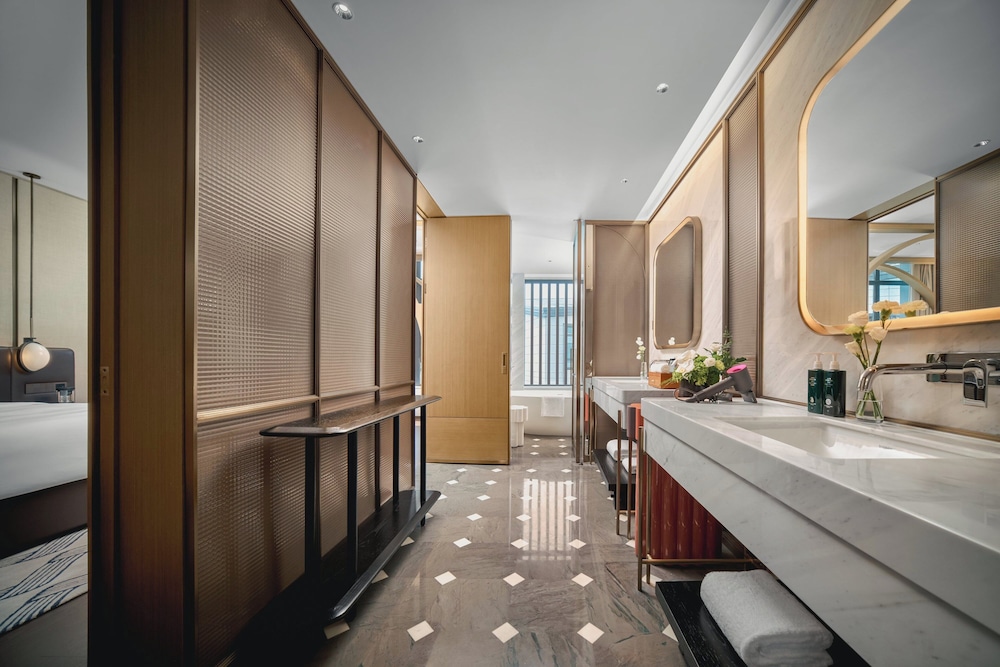 Premium Room, 1 King Bed, Bathtub