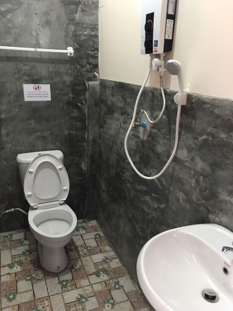 Basic Single Room, 1 Queen Bed, Non Smoking, Ensuite photo 3